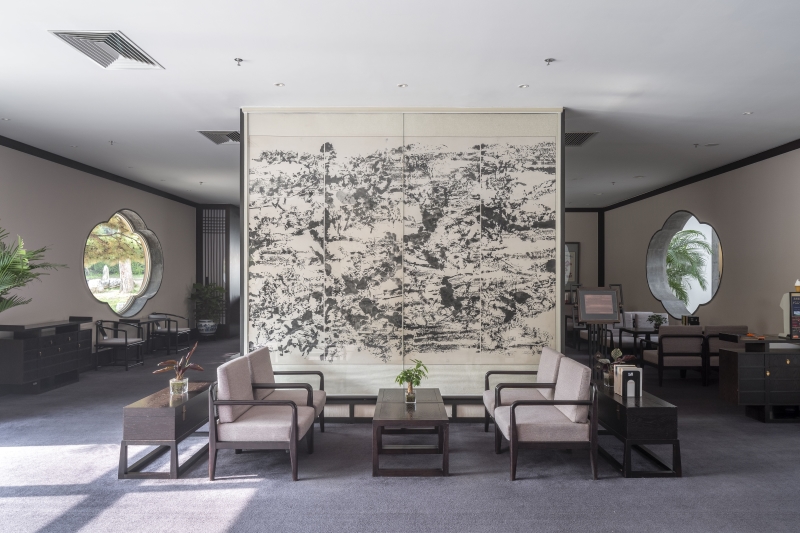 赵无极的水墨画装设在香山饭店（1979–1982）四季庭大堂旁的房间中，北京，2021年。摄影：田方方。M+委约拍摄，2021年。© 田方方
